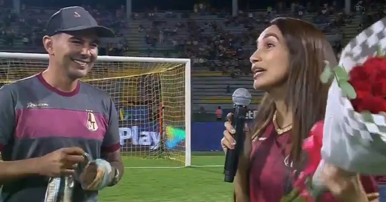 Una mujer sorprendió a su pareja en medio de un estadio y le pidió matrimonio. Foto: Captura de video X vía @WinSportsTV