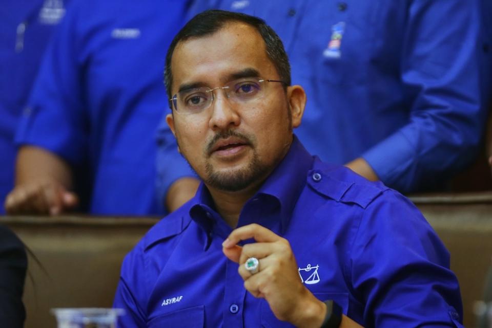 Umno Youth chief Datuk Asyraf Wajdi Dusuki has refused to apologise to Maszlee Malik by claiming that he had never named the Simpang Renggam MP, even as the latter was the education minister in that administration. — Picture by Ahmad Zamzahuri