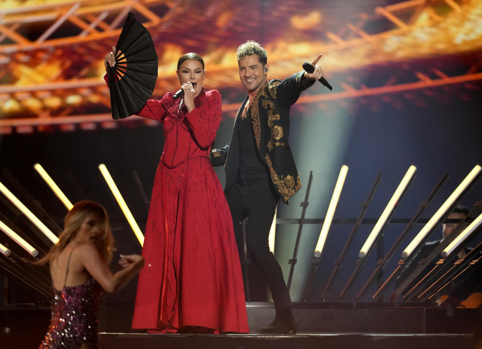 Olga Tañón, izquierda, y David Bisbal durante su presentación en los Latin American Music Awards el jueves 20 de abril de 2023 en la arena MGM Grand Garden en Las Vegas. (Foto AP/John Locher)