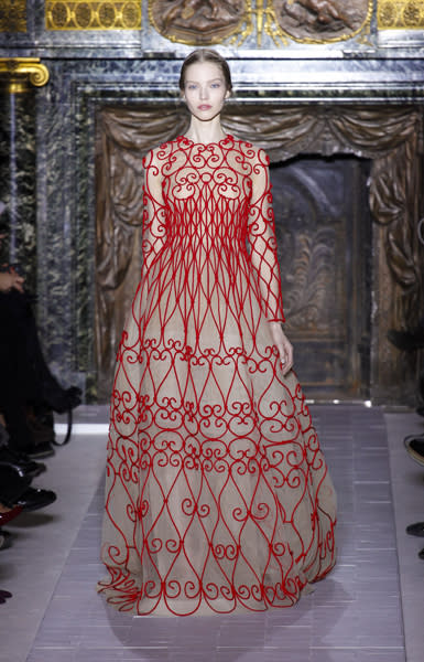 Auch bei Valentino zeichnet sich der Rot-Trend ab, hier als Muster auf einem nudefarbenen Unterkleid.