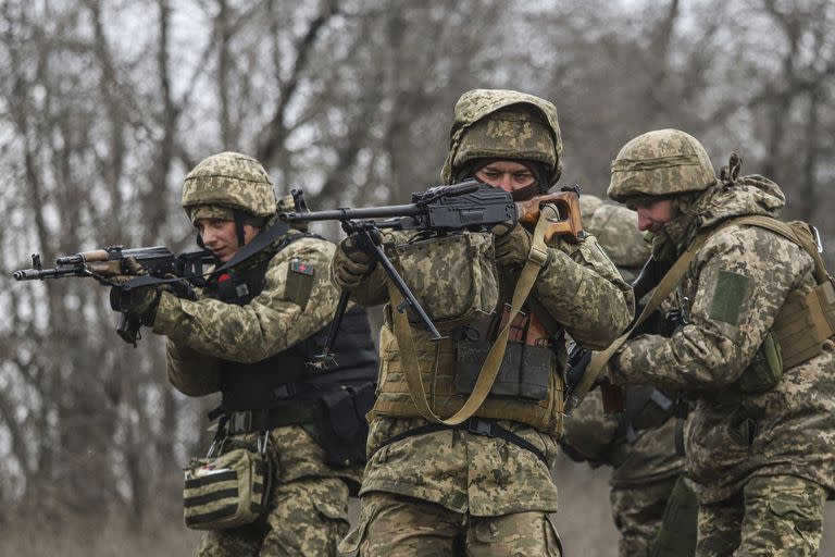 Militares ucranianos asisten a un entrenamiento de combate en la región de Zaporiyia, Ucrania, el martes 24 de enero de 2023.