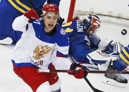 Russia's Vadim Shipachyov (L) celebrates a goal of team mate Sergei Plotnikov (unseen) against Sweden during the first period of their men's ice hockey World Championship semi-final game at Minsk Arena in Minsk May 24, 2014. REUTERS/Alexander Demianchuk