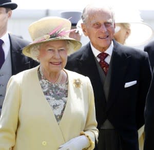 Queen Elizabeth II Honored With Traditional Tribute Outside Buckingham Palace Following Her Death