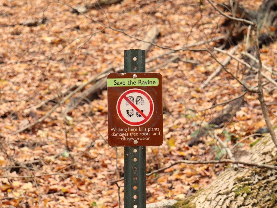 A sign warning about erosion on Seven Bridges Trail.
