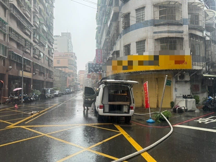 藝人鳳小岳駕駛休旅車，車突然起火。民眾提供