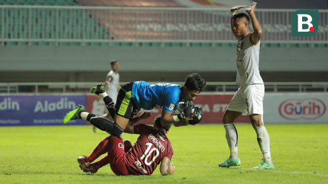 Persis Solo juga tak mau kalah. Irfan Bachdim sempat mengancam gawang Sriwijaya FC. Namun, Rizky Darmawan lebih sigap untuk mengamankan bola. (Bola.com/M Iqbal Ichsan)