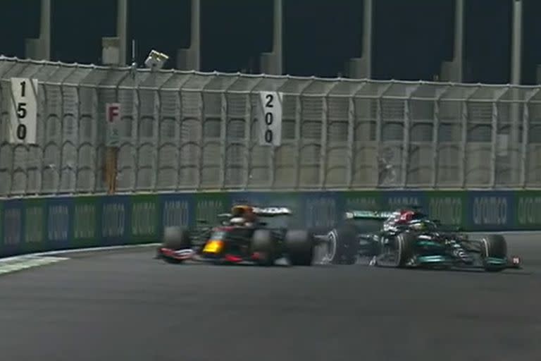 La maniobra pol&#xe9;mica en Jeddah: Max Verstappen desacelera y Lewis Hamilton lo impacta levemente por detr&#xe1;s; los comisarios deportivos finalmente castigaron con una penalizaci&#xf3;n de 10 segundos al piloto neerland&#xe9;s de Red Bull Racing