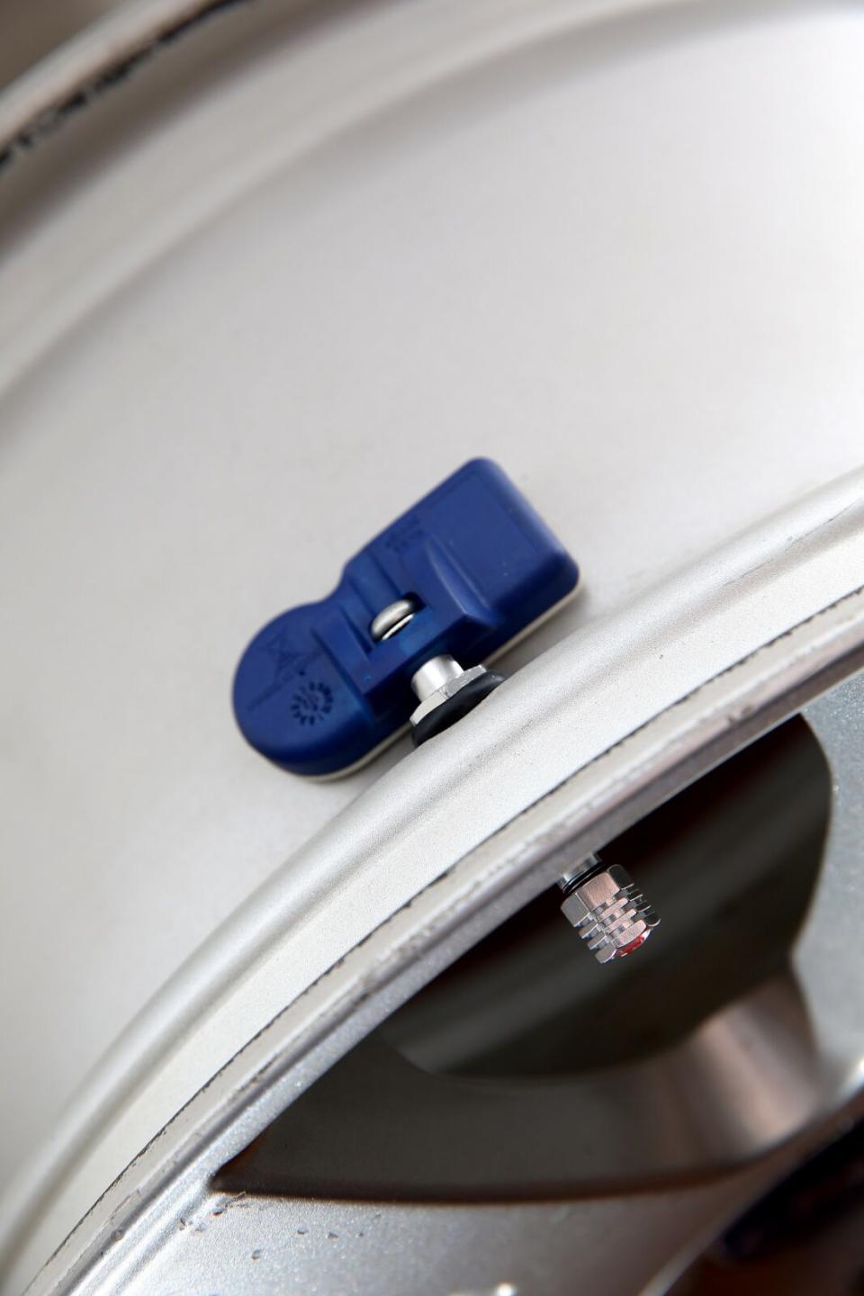 間接式胎壓監測系統有其使用上的盲點，因此許多車廠已陸續為出廠新車換上直接式胎壓監測系統，可以獨立顯示每一輪的胎壓，降低誤判的機會，更清楚了解輪胎狀況。
