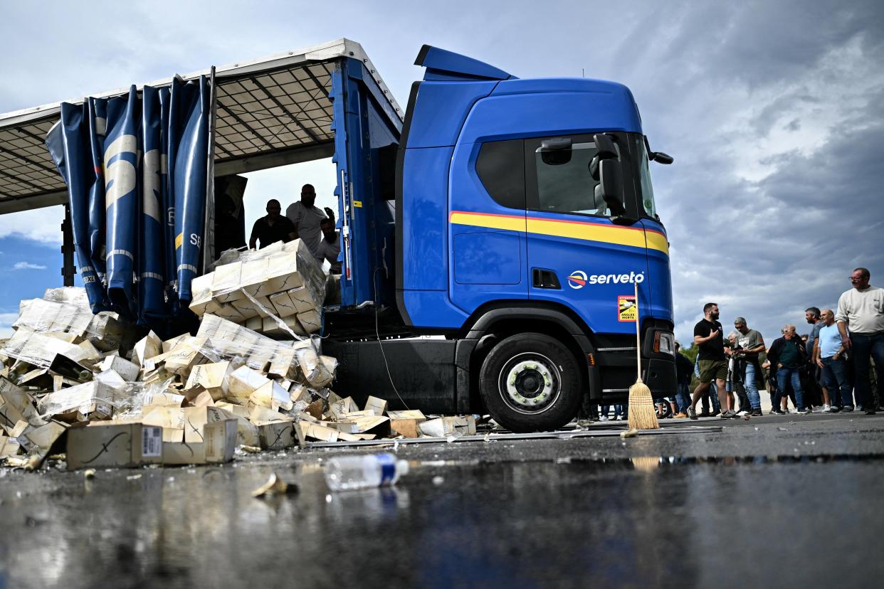 Des vignerons détruisent des bouteilles de vin d’un camion espagnol lors d’une manifestation pour protester contre les importations de vin espagnol, sur l’autoroute A9, au péage du Boulou. 