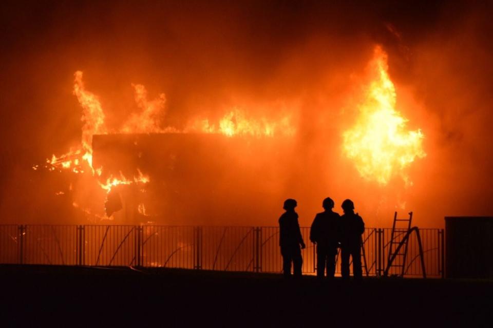 The fire at Woodmill High School in Dunfermline (@Euans_EP/Twitter)