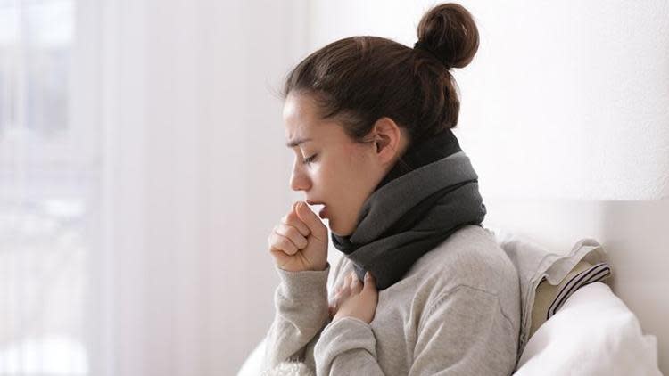 La tos, la pérdida de peso y la fiebre pueden ser un signo de tuberculosis. (Foto: Getty)