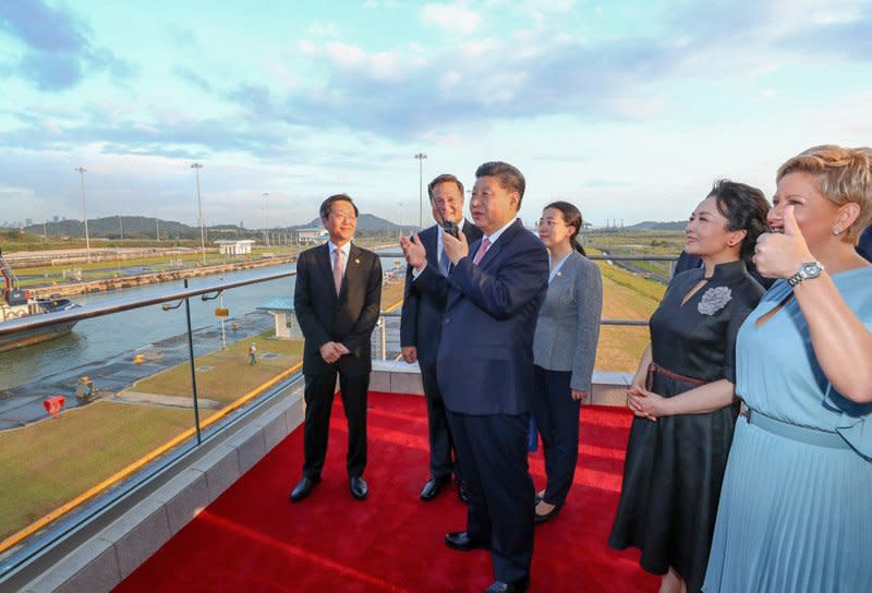 就在中國國家主席習近平剛結束巴拿馬國是訪問的隔天(4日)，巴拿馬政府就宣布，由一家中國企業集團取得14億美元的巴拿馬運河橋梁建設合約。(圖：中國政府網)
