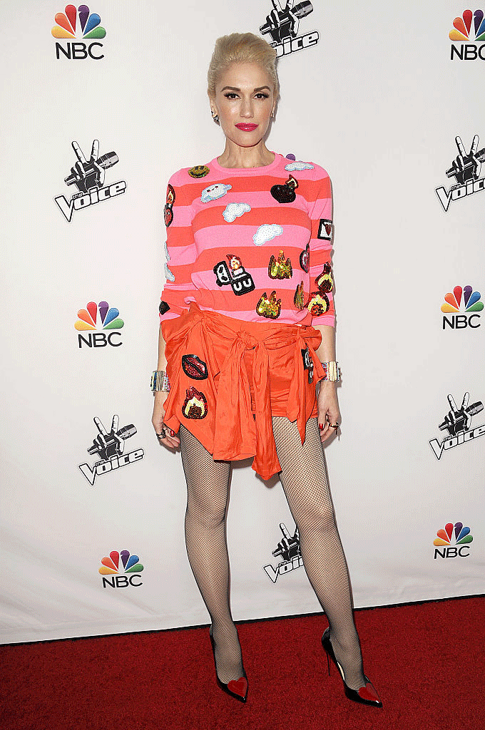 Gwen Stefani – Retour en enfance pour la chanteuse avec ce look punchy et régressif. Son short, très original, donne l’impression de bouts de tissus assemblés par un enfant. Un style décalé et gagnant sur tapis rouge !