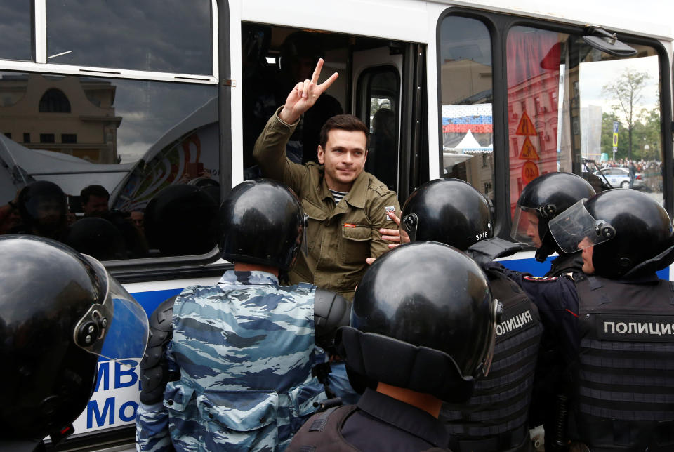 Riot police detain Russian opposition figure Ilya Yashin.&nbsp;