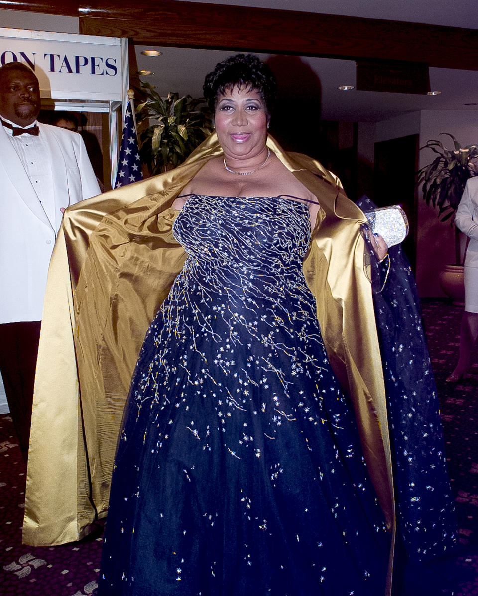 <p>Aretha Franklin shows off her strapless blue crystal embroidered gown to photographers as she attends the White House Correspondents’ Association annual dinner. (Photo by Ron Sachs/Consolidated News Pictures/Getty Images) </p>