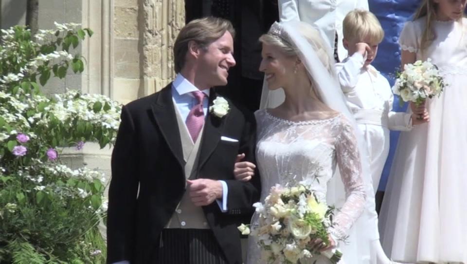 Thomas Kingston le dirige una sonrisa cariñosa a lady Gabriella Windsor en un video de su boda que resurgió tras la repentina muerte (PA)