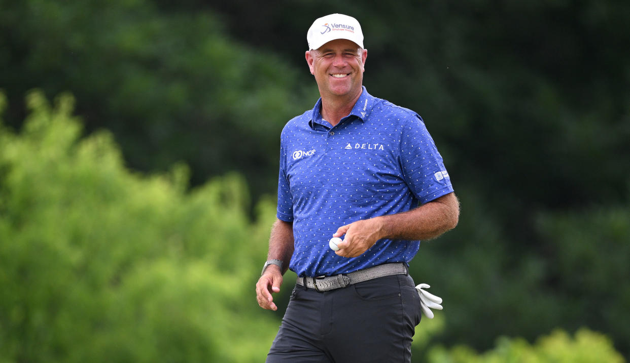  Stewart Cink smiles following his hole-in-one 