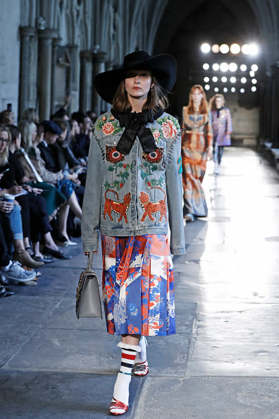 <p>¿Alguna vez pensaste en portar una chaqueta de mezclilla saturada de enormes aplicaciones de paisajes y animales? GUCCI tiene esta extravagante propuesta que bien puedes combinar con una falda floreada. Para un estilo muy europeo. – <em>Foto: John Phillips/Getty Images for GUCCI </em> </p>