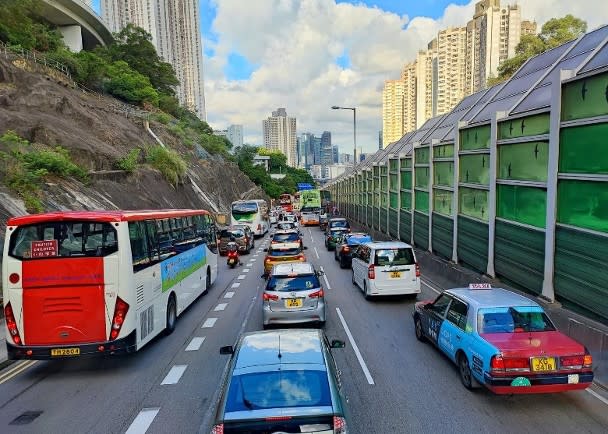 將軍澳道出九龍方向，出現車龍。
