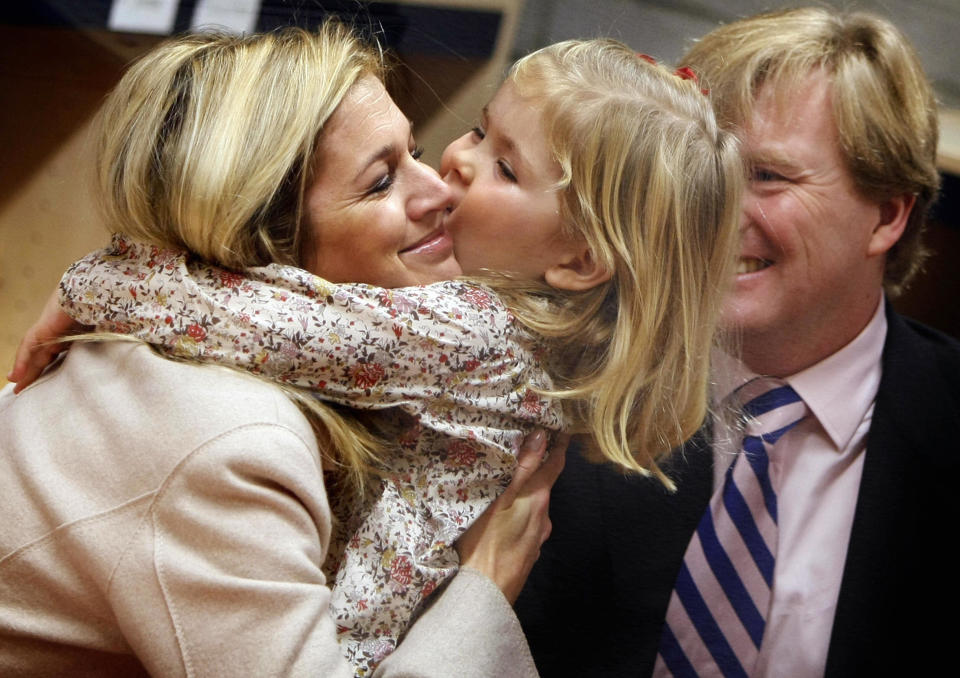 Con este tierno abrazo se despedía la princesa Amalia, la mayor de las hijas de los reyes de Holanda, de su madre antes de comenzar su primer día de colegio en el Bloemcampschool de Wassenaar en 2007. (Foto: Marcel Antonisse / AFP / Getty Images).