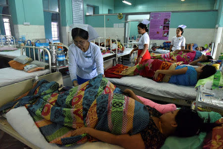 Midwives attend pacients in Central Women's Hospital in Yangon, Myanmar March 17, 2017. Picture taken March 17, 2017. REUTERS/Pyay Kyaw Aung