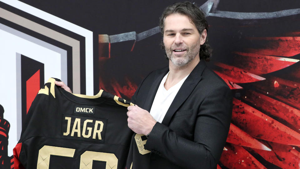 MOSCOW, RUSSIA - NOVEMBER 23, 2020: Czech ice hockey player Jaromir Jagr poses with a Number 68 jersey at a press conference before a KHL match between Avangard Omsk and Ak Bars Kazan marking the 70th birthday of Avangard Omsk. Jagr played for Avangard Omsk in 2008-2011 in 181 matches. He scored 73 goals and made 92 assists for the club. Alexander Shcherbak/TASS (Photo by Alexander Shcherbak\TASS via Getty Images)