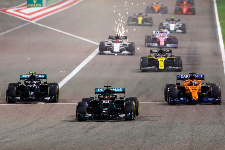 El piloto finlandés de Mercedes Valtteri Bottas (L), el piloto británico de Mercedes George Russell y el piloto español de McLaren Carlos Sainz Jr compiten por la posición durante el Gran Premio de Fórmula Uno de Bahrein en el Circuito Internacional de Bahrein en la ciudad de Sakhir el 6 de diciembr