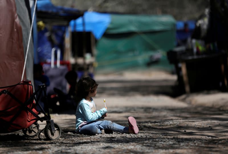 Imagen de archivo de una niña comiendo un caramelo en el campamento migratorio de Matamoros, México.