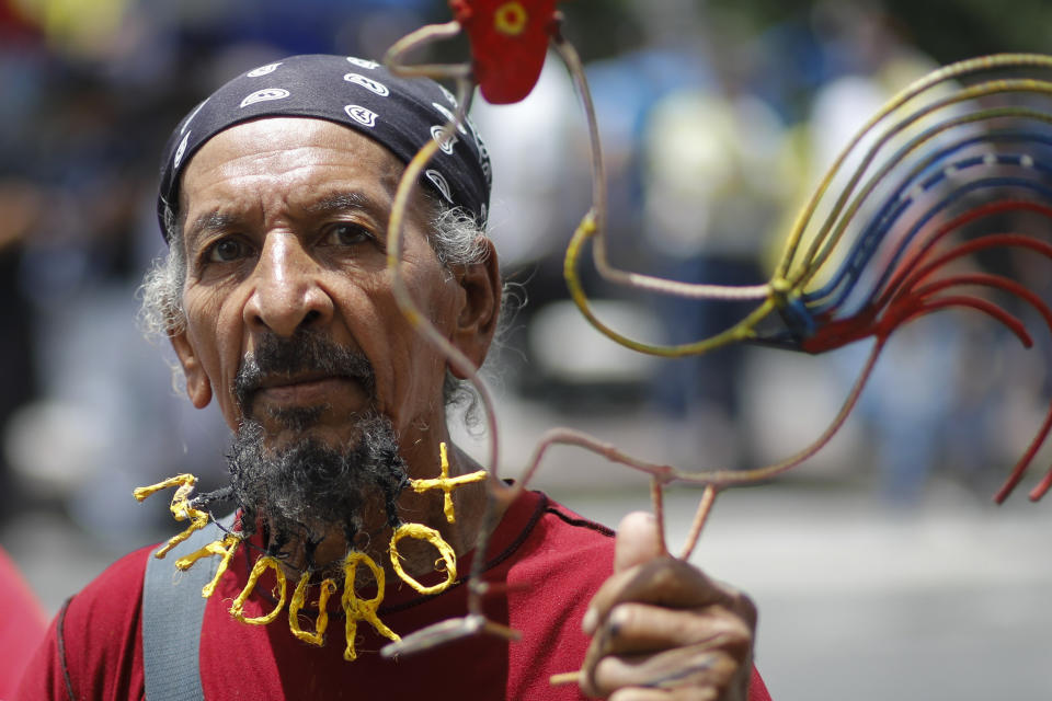 Un partidario del presidente de Venezuela, Nicolás Maduro, muestra el nombre del mandatario en su barba mientras espera al mitin de cierre de su campaña de reelección en Caracas, Venezuela, el jueves 25 de julio de 2024. Las elecciones presidenciales están previstas para el 28 de julio. (AP Foto/Cristian Hernandez)