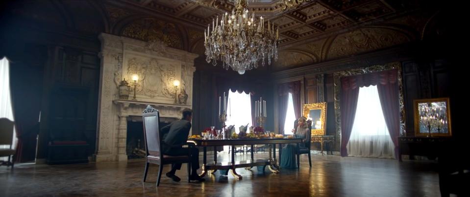 Swift used the luxurious room for an equally luxurious feast in the "Blank Space" video.