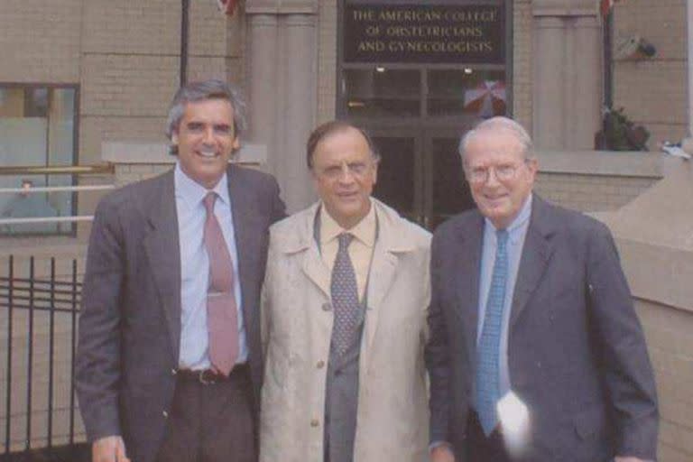 Recuerdos de hace dos décadas: Otaño (izquierda) junto a su mentor, Enrique Gadow (centro), y John Queenan (derecha), maestro de Gadow y director emérito del Departamento de Obstetricia y Ginecología de la Universidad de Georgetown