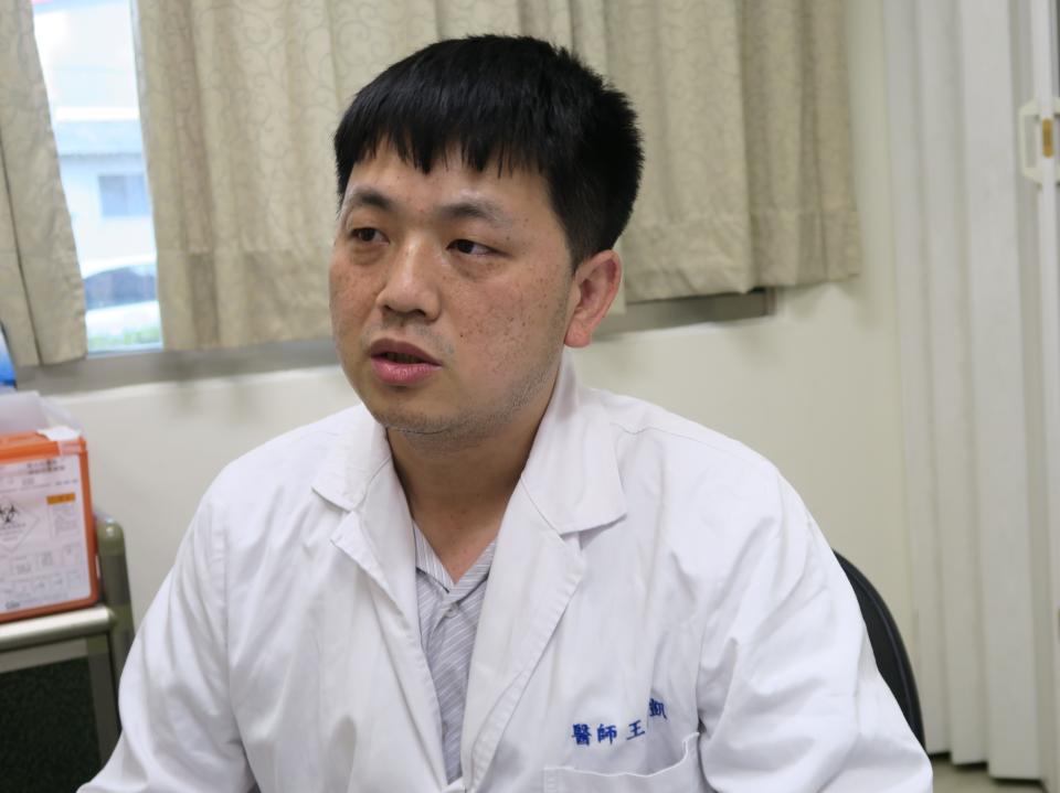 彰化醫院免疫風濕科醫師王仕凱提醒民眾有相關症狀及早就醫(圖片來源：彰化醫院提供)