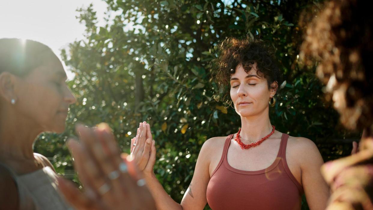 Grupo de mujeres meditando 