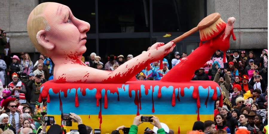 Платформа з фігурою російського диктатора Володимира Путіна, який приймає криваву ванну, на карнавалі в Дюссельдорфі, Німеччина, 20 лютого