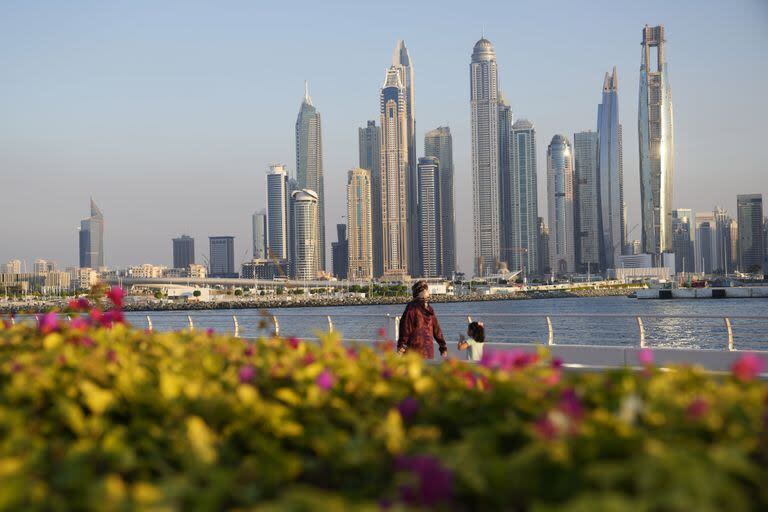 Las personas caminan en Dubái, Emiratos Árabes Unidos, que acoge la Cumbre Climática de la ONU COP 28, el martes 5 de diciembre de 2023. 