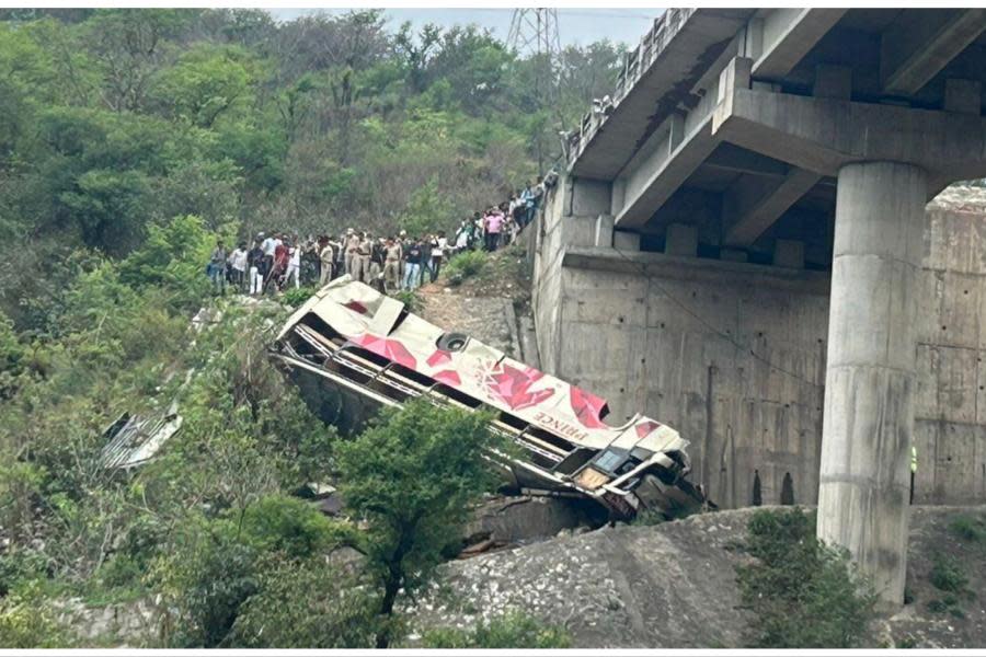 Cae autobús desde un puente en Cachemira; hay 10 peregrinos muertos y 55 heridos