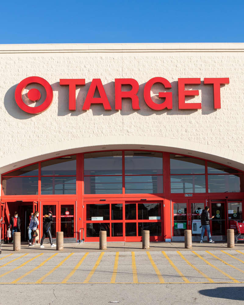 HOMEWOOD, IL. USA DECEMBER 21, 2021: A BUSY TARGET STORE ON A BEAUTIFUL WINTER DAY.