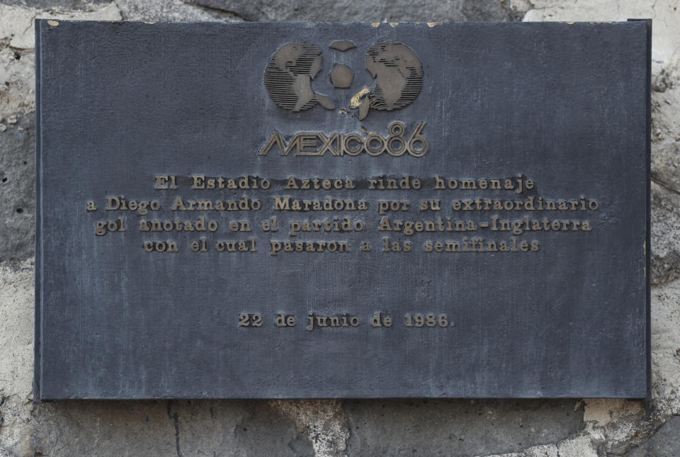 La foto del miércoles 25 de noviembre de 2020 muestra la placa colocada en el Estadio Azteca, conmemorativa de uno de los goles conseguidos por Diego Mardona ante Inglaterra en el Mundial de México 1986 (AP Foto/Eduardo Verdugo)