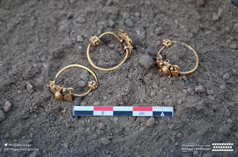Los anillos de oro encontrados en el sitio. Foto de la Comisión del Patrimonio Saudita.