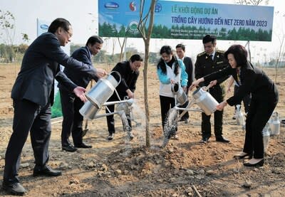 Vinamilk攜手自然資源和環境部於2023年2月啟動2023-2027年間通過植樹實現碳中和的計劃，總預算為150億越南盾（63萬美元） (PRNewsfoto/Vinamilk)