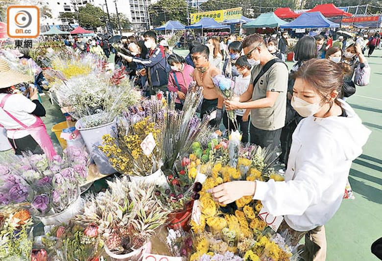 市民採購年花喜迎新春。（陳德賢攝）