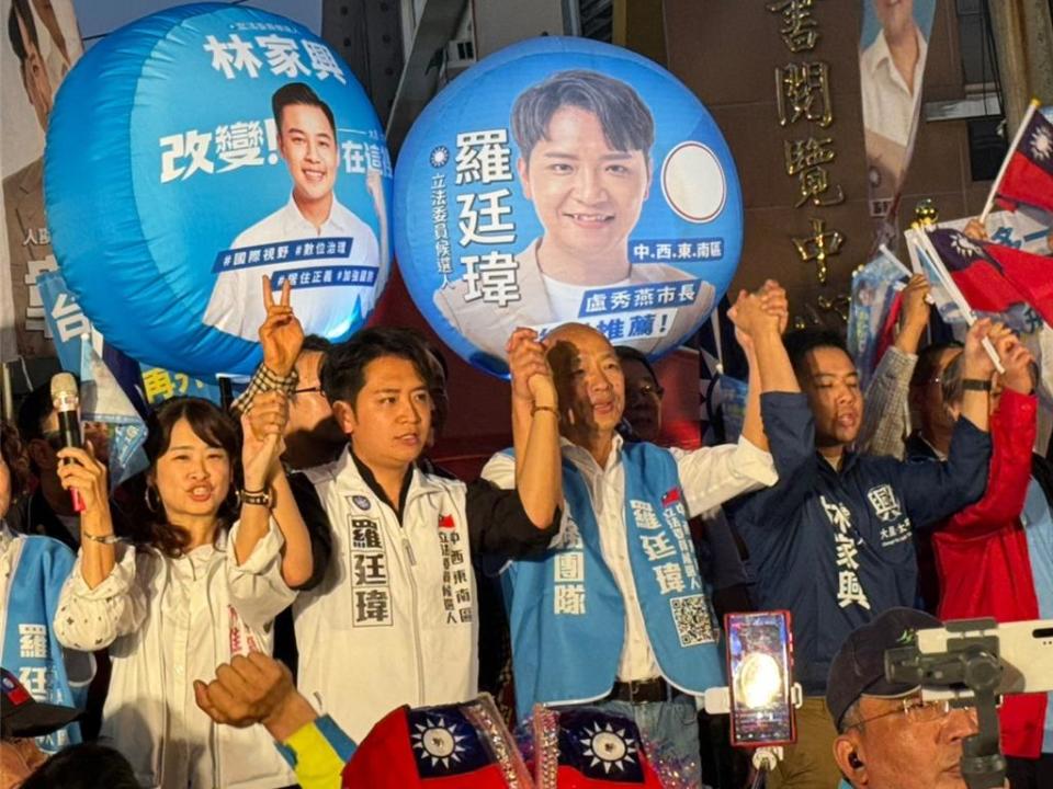 台中六選區立委參選人羅廷瑋（左二）與台中七選區立委參選人林家興（右一）10日找到擁有超高人氣的前高雄市長韓國瑜（右二）到東區樂成宮舉辦粉絲見面會，拉抬聲勢。（潘虹恩攝）