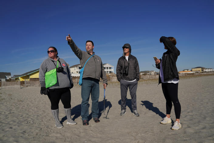 Les spectateurs regardent après que le ballon espion présumé a été abattu au large de Holden Beach, en Caroline du Nord 