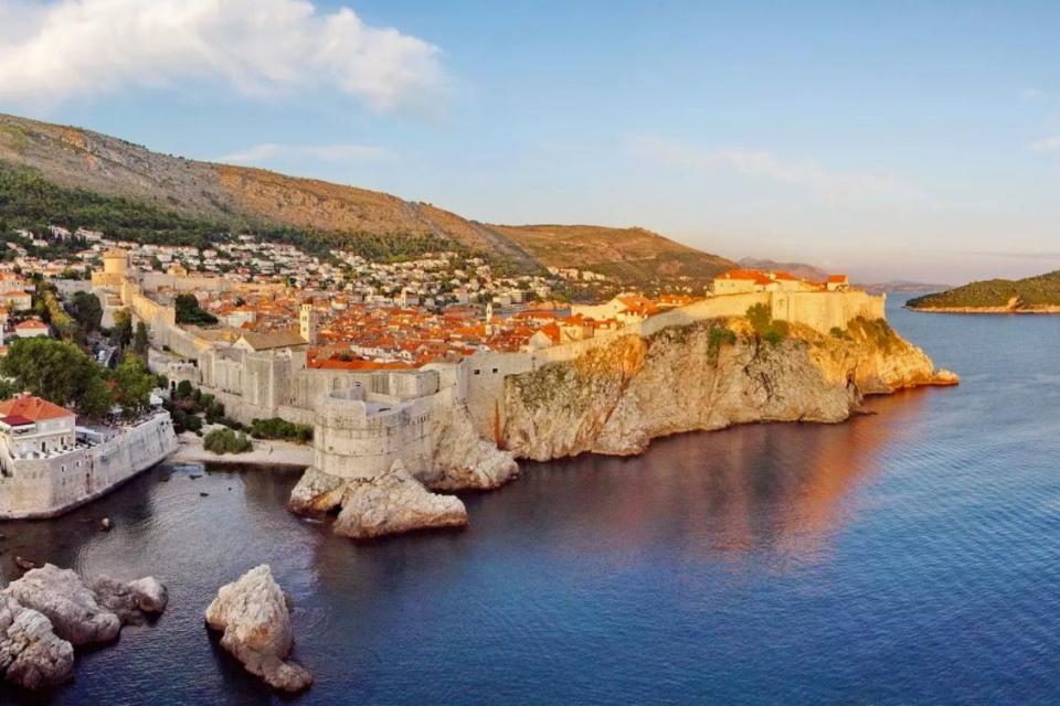 <p>Im wahren Leben ist der Ort der alte Teil der kroatischen Stadt Dubrovnik. Wir zeigen Ihnen hier ein modernes Studio-Apartment um ca. 74 Euro pro Nacht.<br> (Airbnb) </p>