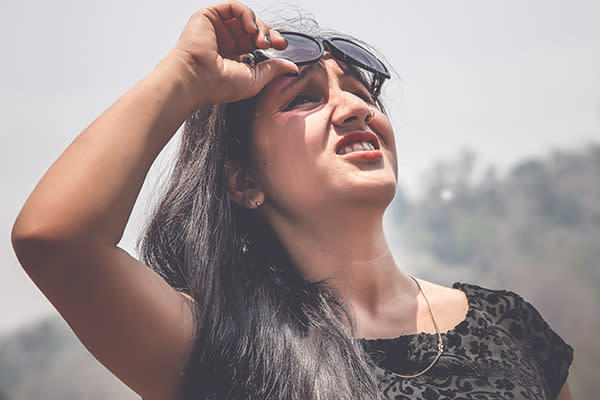 Una de las molestias del calor es la hinchazón de piernas y pies. Foto: greenaperture / Getty Images.