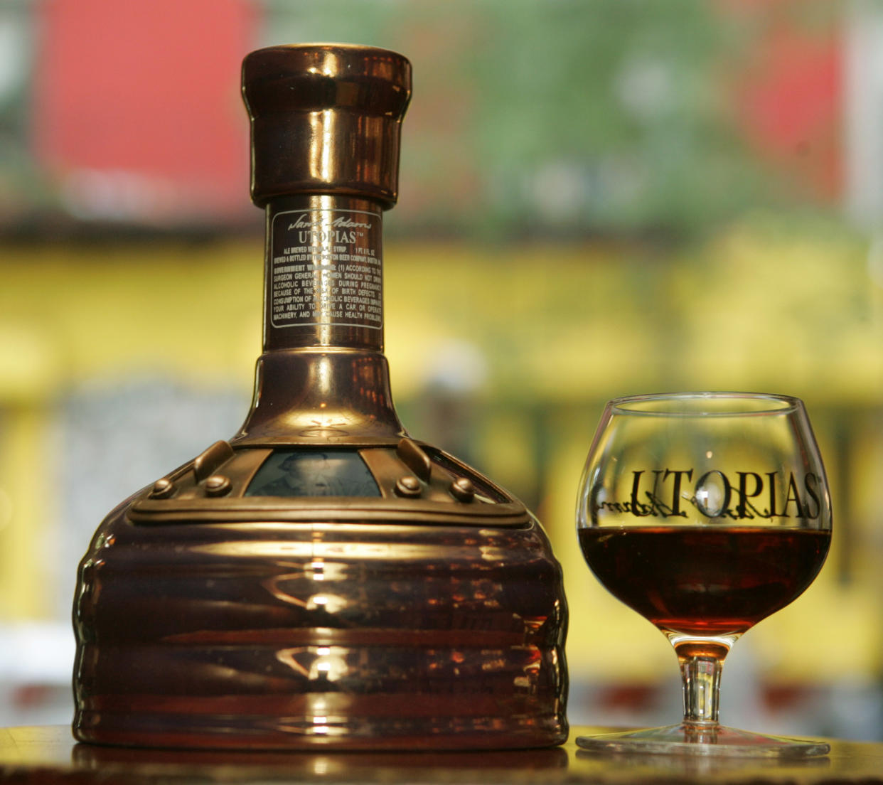 Una botella de la cerveza Utopias de la marca Samuel Adams de la edición de 2005. Foto: AP Photo/Kathy Willens.