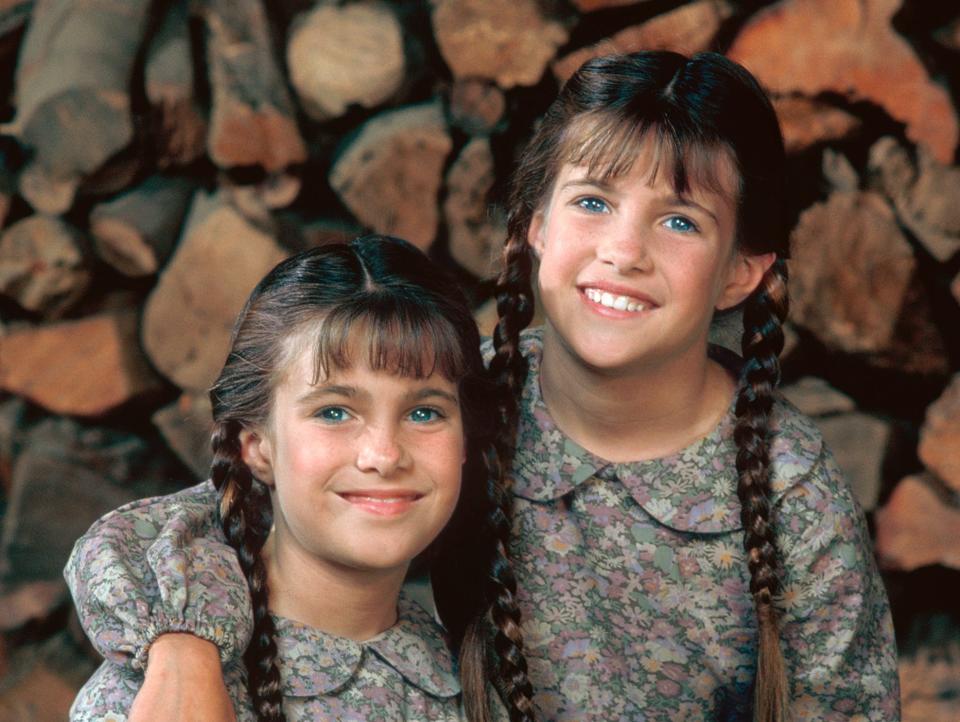 Lindsay and Sidney Greenbush posed together as Carrie Ingalls.