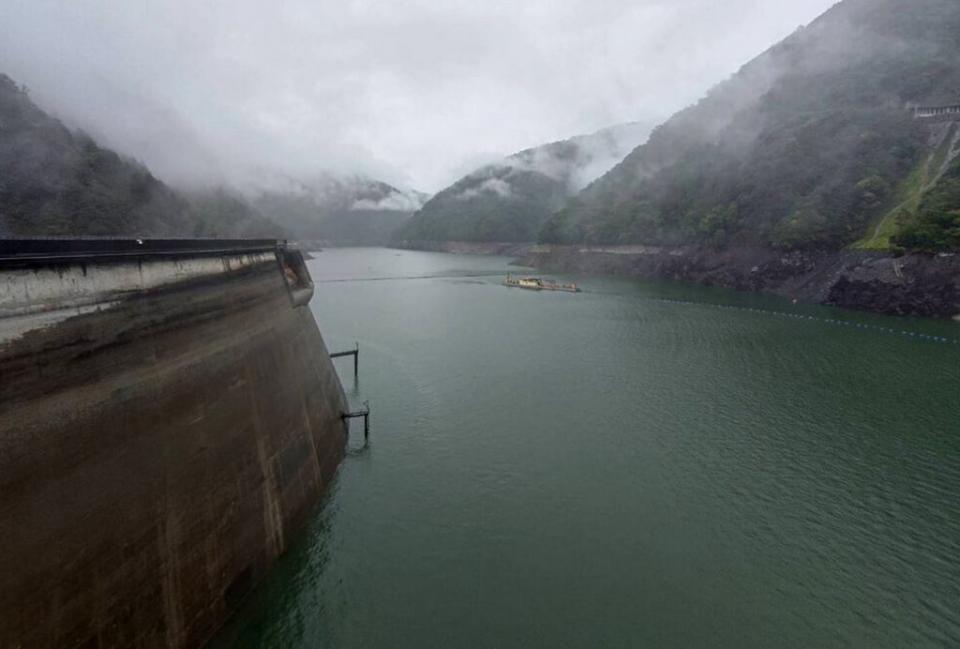 台中市前晚開始下雨，德基水庫集水區也有降雨，雨水為水庫帶來水量的進帳。（記者陳金龍翻攝）