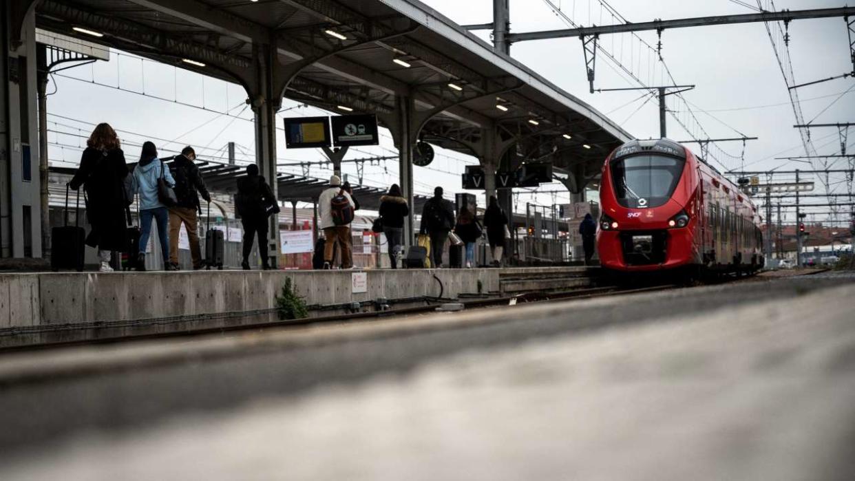 Acheter son billet de train à la dernière minute deviendra bien plus coûteux, suite à l’augmentation de la grille tarifaire des billets de la SNCF pour composer le surcoût énergétique.