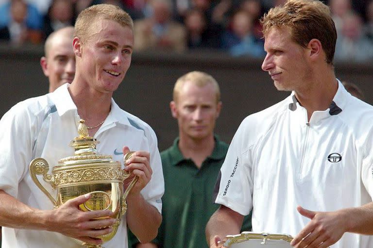 David Nalbandian recibe su premio, tras caer ante Hewitt en la final de Wimbledon 2002